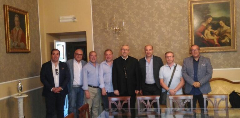 Foto-Cooperatori-Opus-Dei-con-il-Vescovo