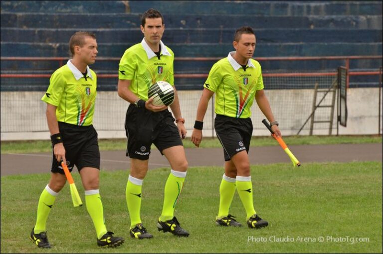 calcio_arbitro_e_guardalinee_ingresso_in_campo_generica_2011