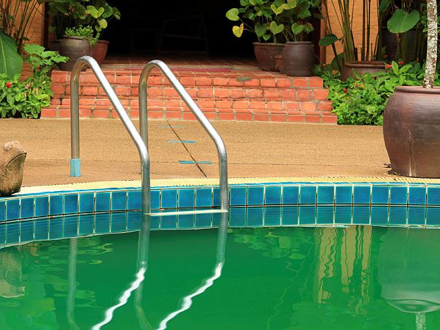 acqua-verde-in-piscina.640x480.722