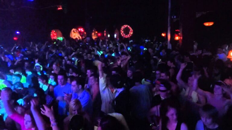 1378716425-rave-party