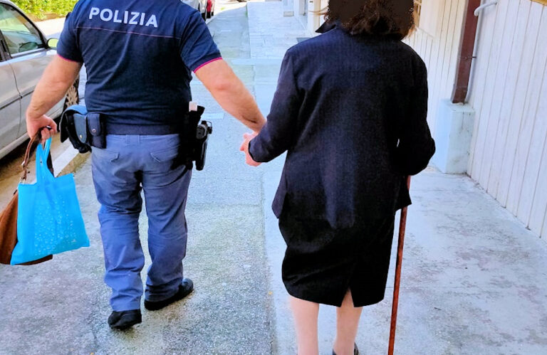 Anziana-poliziotti