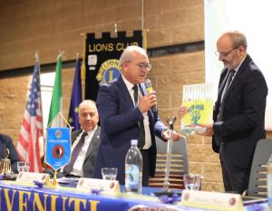 1-_-Il-giudice-Minisci-ritira-il-Premio-Arberia-300x233