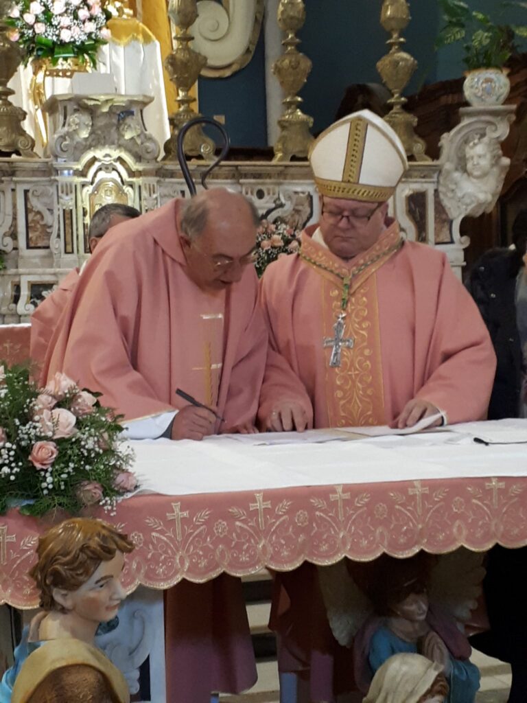 Da_sinistra_Padre_Cozzolino_e_il_Vescovo_Aloise_11_12_22