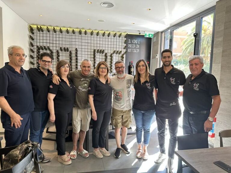 Lo_Staff_Tavola_Calda_Poldo_insieme_a_Giorgio_Panariello_e_Marco_Masini_03_08_23