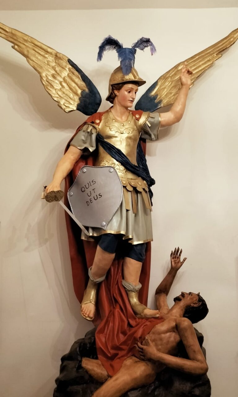 Statua_San_Michele_Arcangelo_venerata_al_santuario_di_San_Francesco_di_Paola_a_Corigliano