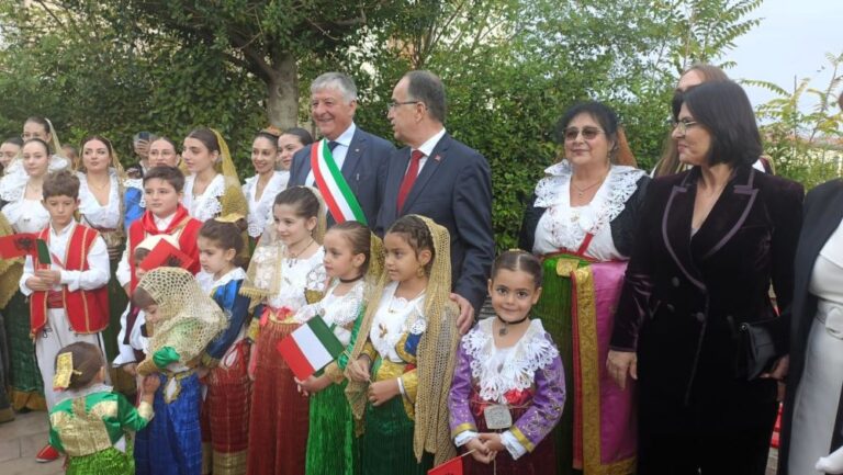 foto_presidente__albanese____franca_falco_con_vestito_arberesh